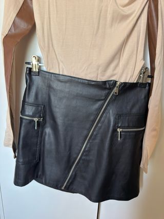 Conjunto Top y Falda Cuero