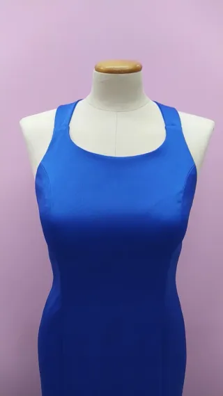 Vestido de ceremonia azul con chal y bolsito.