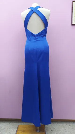 Vestido de ceremonia azul con chal y bolsito.