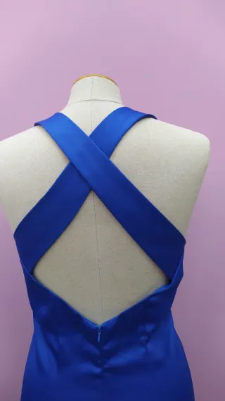 Vestido de ceremonia azul con chal y bolsito.