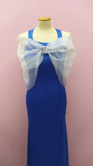 Vestido de ceremonia azul con chal y bolsito.