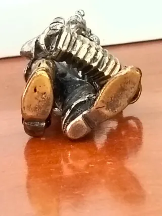 Escultura payaso músico plata y bronce