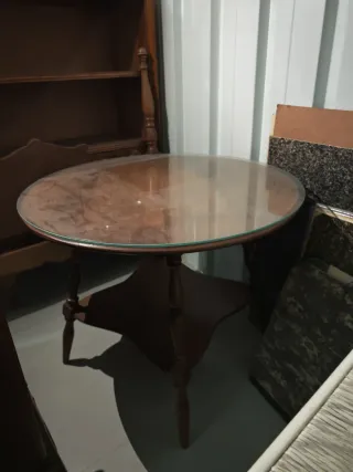 Mesa redonda de madera con cristal