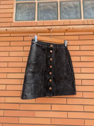 Falda vaquera corta desgastada