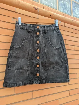 Falda vaquera corta desgastada