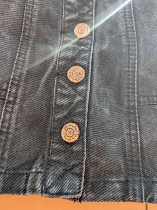 Falda vaquera corta desgastada