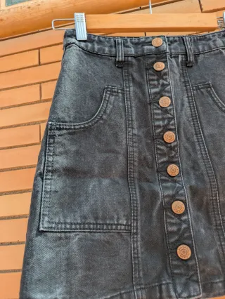 Falda vaquera corta desgastada