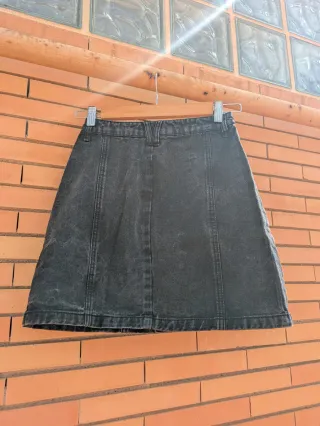 Falda vaquera corta desgastada