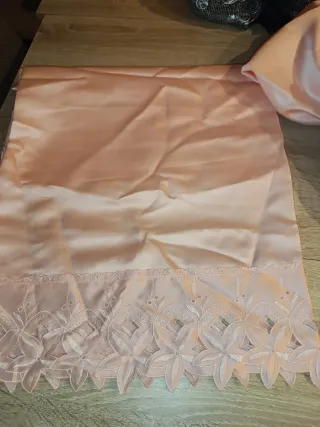 Juego de sábanas satén rosa con encaje