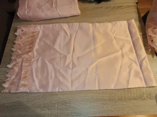 Juego de sábanas satén rosa con encaje