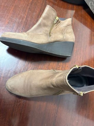 Botines de piel beige y marrón con cremallera