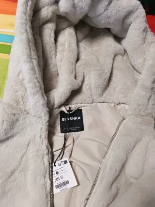 Cazadora XS Bershka pelo efecto capucha nueva