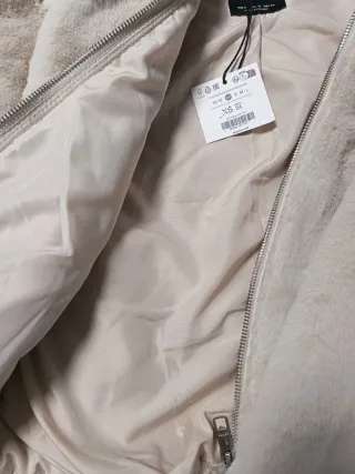 Cazadora XS Bershka pelo efecto capucha nueva