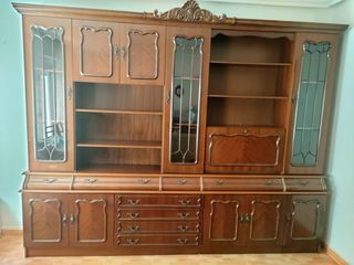 Mueble de madera con vitrinas y cajones