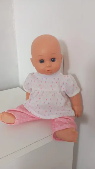 Muñeca bebé con conjunto de dos piezas