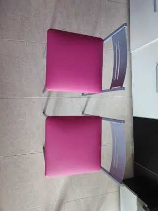 Mesa cocina plegable + 2 taburetes.