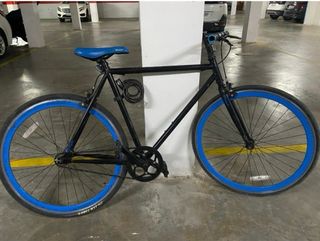 Bicicleta urbana negra con ruedas azules