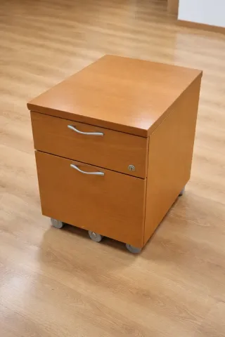Mesita de oficina con ruedas