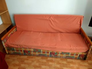Sofá cama multicolor y naranja