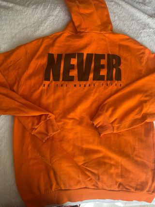 Sudadera Naranja con Diseño