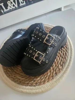 Sandalias plataforma negras con tachuelas