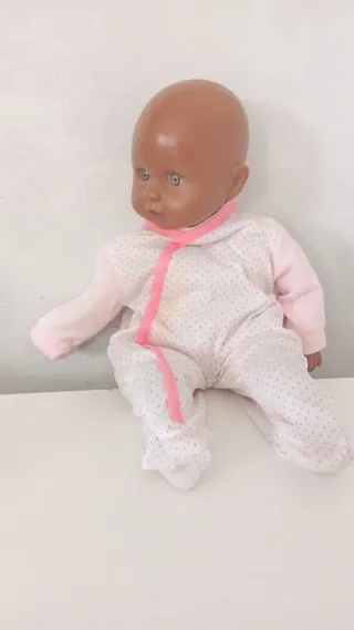 Muñeca bebé con pijama de lunares