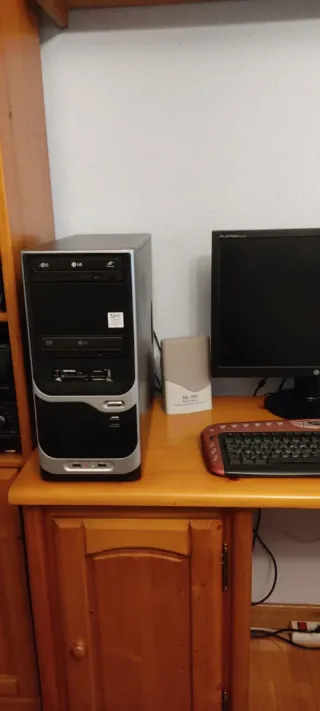 Escritorio de madera maciza En perfecto estado