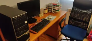 Escritorio de madera maciza En perfecto estado