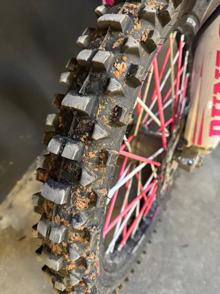 Moto de Cross Blanca y Rosa