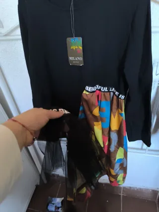 Vestido negro con estampado multicolor