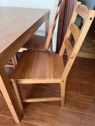 Mesa de comedor de madera con 4 sillas