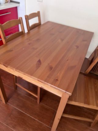 Mesa de comedor de madera con 4 sillas