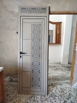 Puerta aluminio decorada