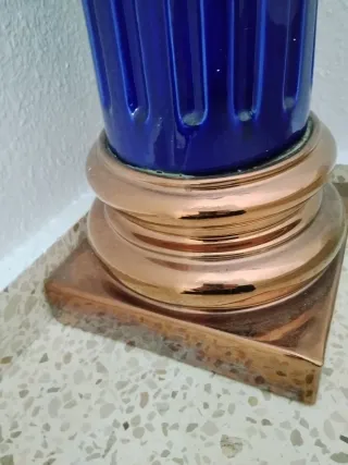 Columna decorativa con jarrón azul