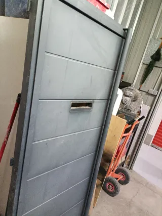 Puerta peatonal metálica