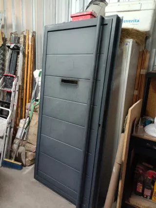 Puerta peatonal metálica