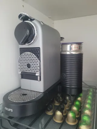 Cafetera Nespresso Krups. Regalo cajón para cápsul