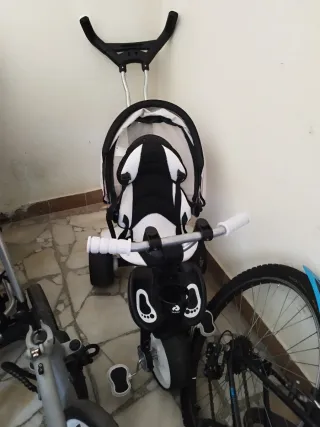 Triciclo infantil con manillar