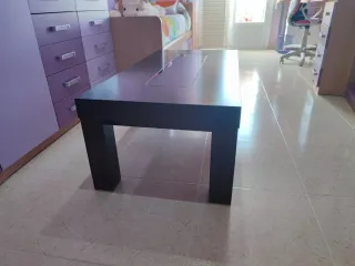 Mesa de comedor elevable madera y cristal.