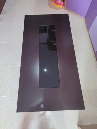 Mesa de comedor elevable madera y cristal.