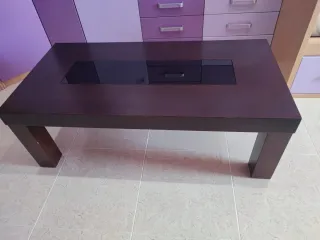 Mesa de comedor elevable madera y cristal.