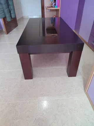 Mesa de comedor elevable madera y cristal.