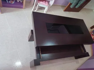 Mesa de comedor elevable madera y cristal.