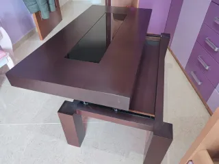 Mesa de comedor elevable madera y cristal.