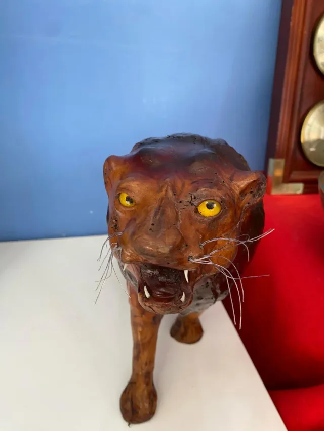Scultura leone in pelle vintage