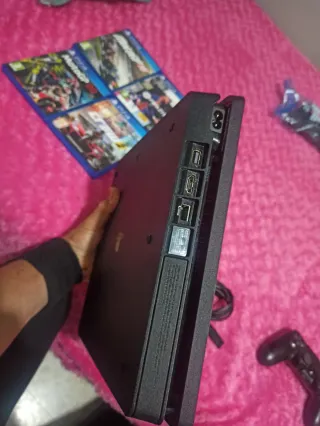 PS4 Slim 1TB Negra + Mando V2 + Cascos