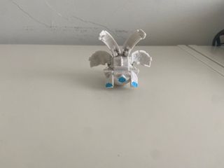 Lote 10 Bakugan con le loro carte, tabella e magneti.