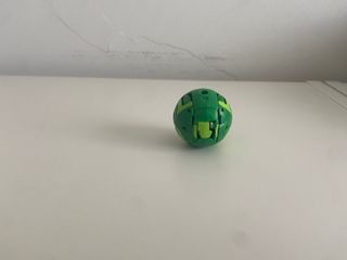 Lote 10 Bakugan con le loro carte, tabella e magneti.