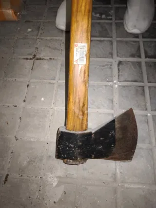 Hacha de madera y metal