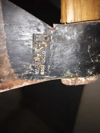 Hacha de madera y metal